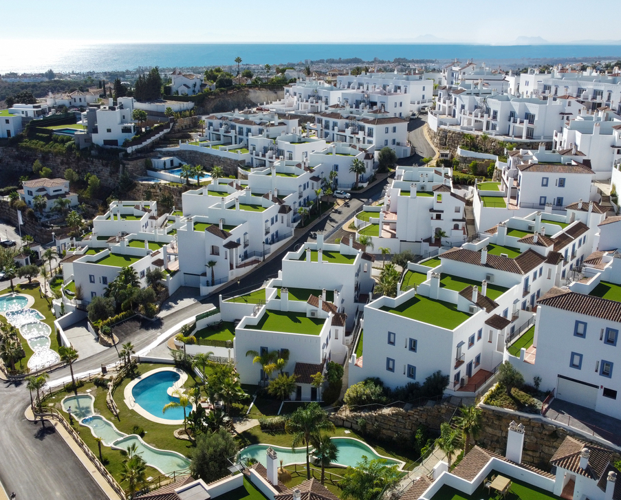 Apartamentos modernos en Benahavís con un ambiente tradicional de pueblo andaluz