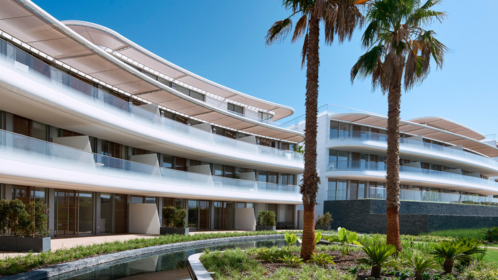 Exclusivos apartamentos y villas junto al mar en Estepona