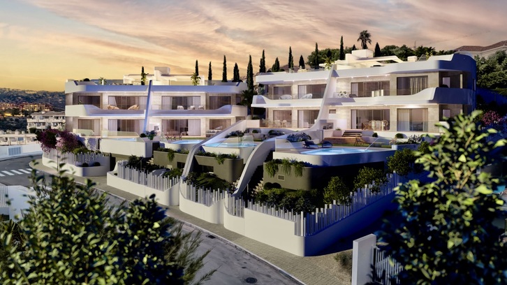 Attici premium proprio accanto al campo da golf con vista sul mare e piscine private a Marbella