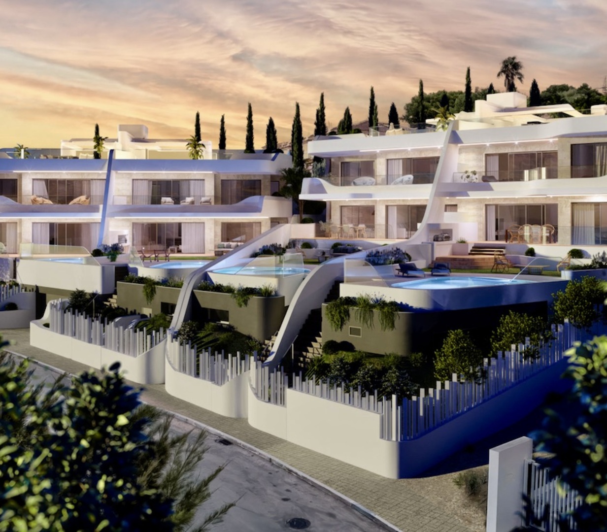 Penthouses haut de gamme juste à côté du terrain de golf avec vue sur la mer et piscines privées à Marbella